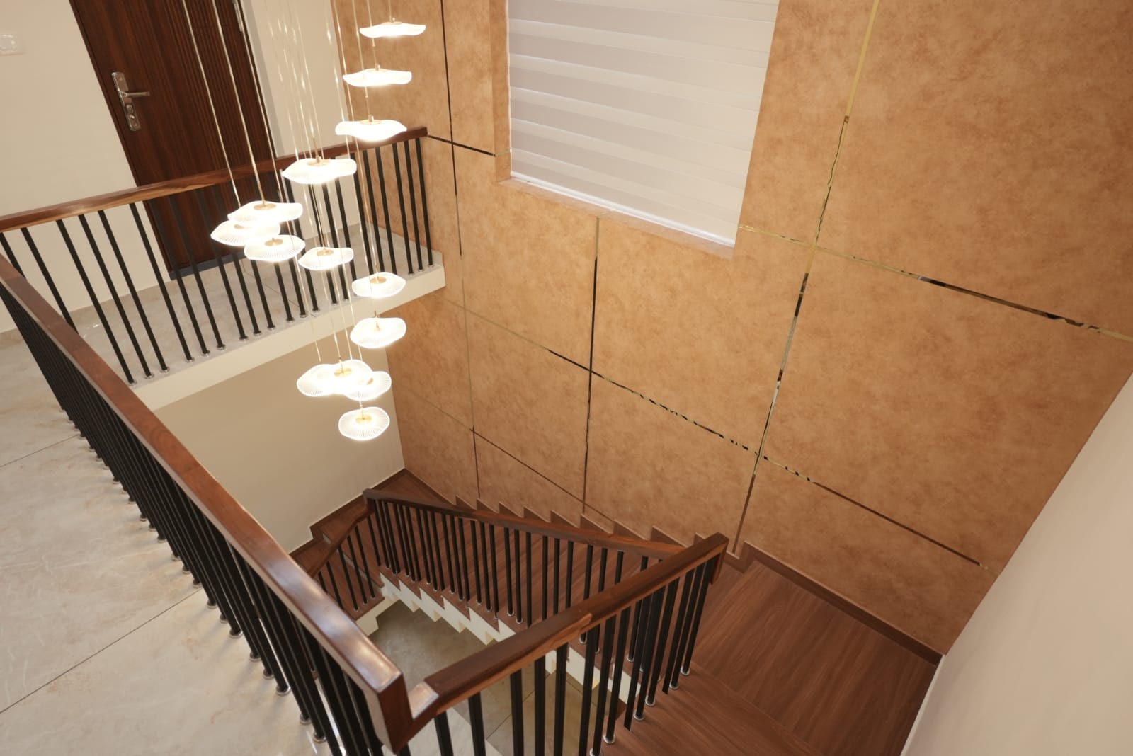 Modern Home gallery image 15