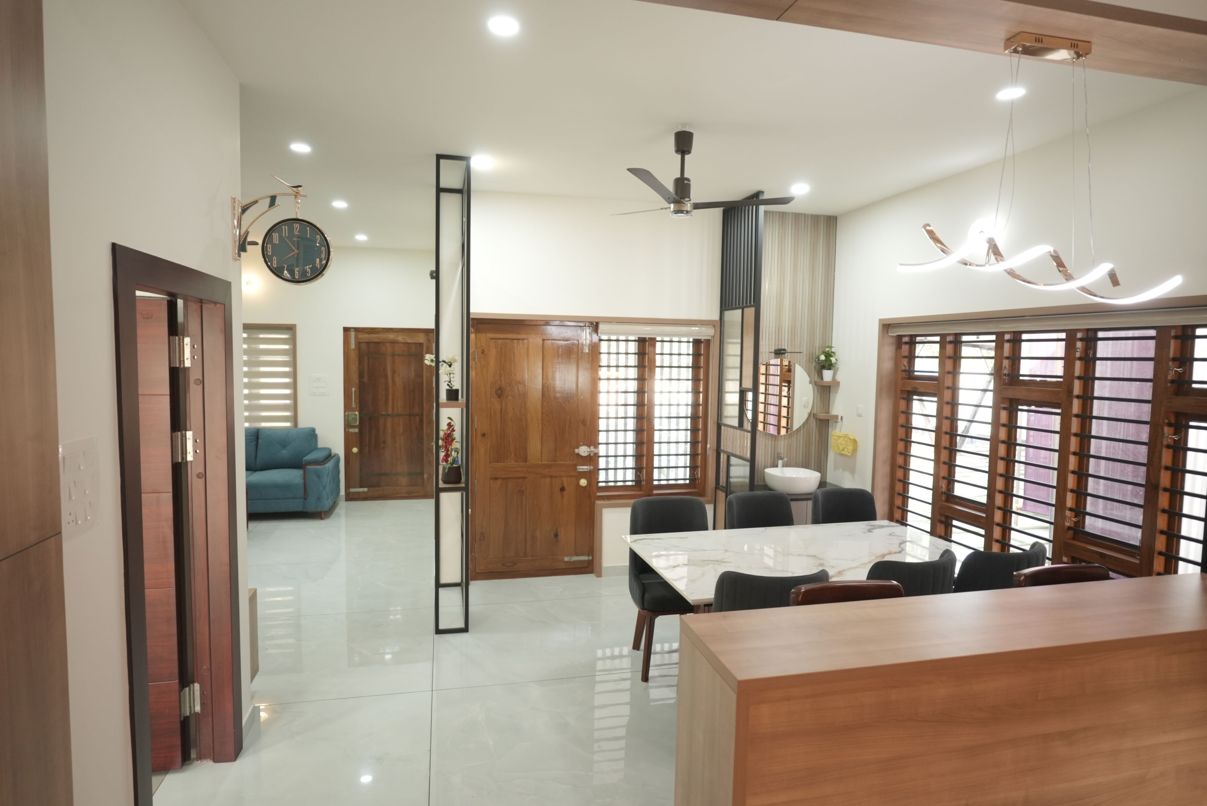 Modern Home gallery image 16
