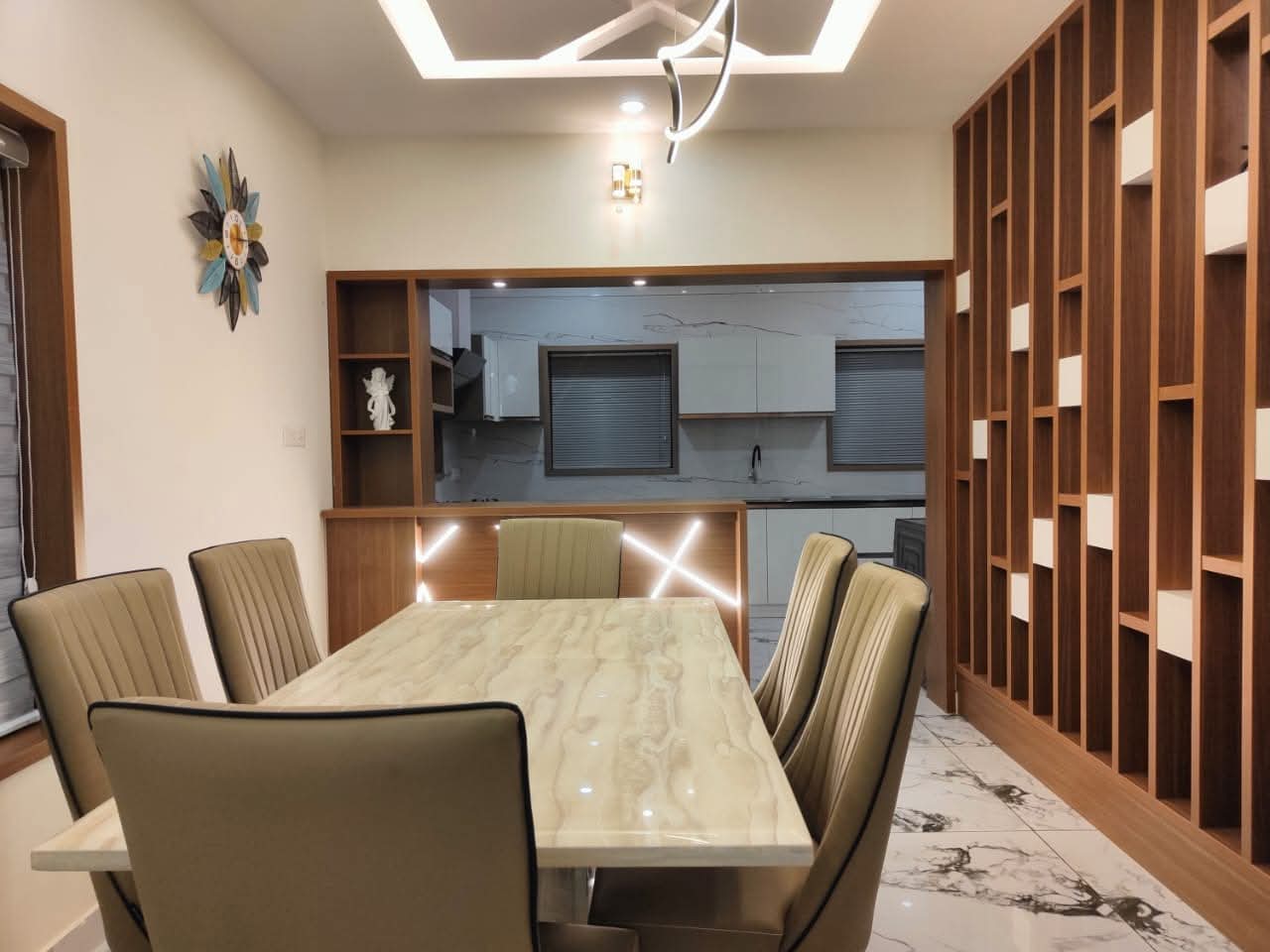 Modern Home gallery image 10